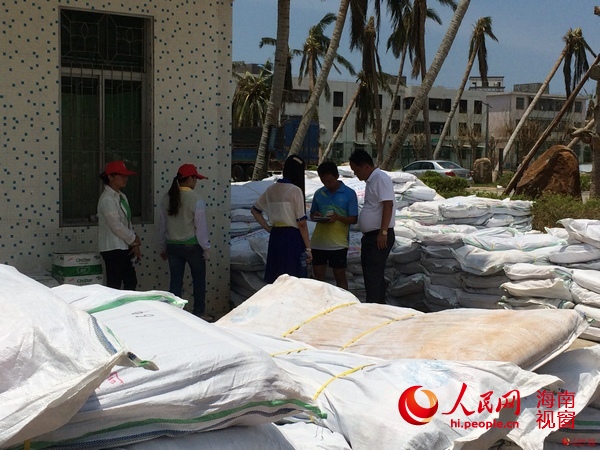 與翁田鎮政府工作人員核對物資